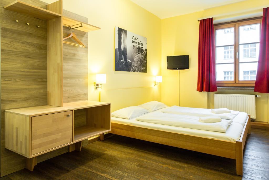 Euro Youth Hostal *